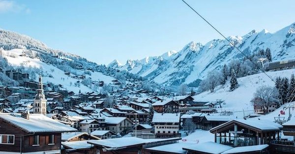 Quelles sont les différences notables entre une maison et un chalet à vendre à La Clusaz ?